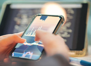 Uživatel dohlížející na průhledný průběh výběru a přesunu finančních prostředků