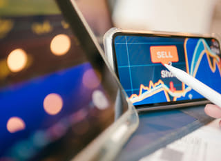 Trader působící na různých trzích, který zkoumá Bitcoin, Ethereum a opce na forexu