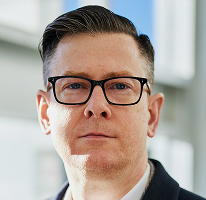 Portrét Alexandera Hughese, ředitele a CEO firmy zaměřené na obchodování s kryptoměnami